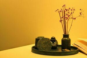 arôme bougie et sec fleurs dans céramique vase sur tableau. Zen, se détendre, bien-être concept. décoration biologique équipement dans spa salon. Naturel composition pour méditation. en bonne santé beauté mode de vie. photo