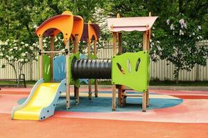 en bois terrain de jeux fabriqué de Naturel respectueux de la nature Matériel dans Publique ville parc. moderne sécurité les enfants Extérieur équipement. concept de durable mode de vie et écologie. les enfants du repos et Jeux sur ouvert air photo