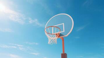 panier de basket sur fond de ciel bleu photo