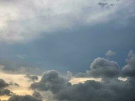 lumière du soleil avec nuageux bleu ciel magnifique scène photo