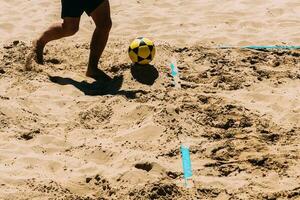 proche en haut de non identifiable homme en jouant chariot sur le plage photo