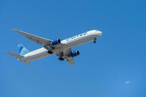 uni États air entreprise uni avec avion Boeing 767-400 approchant à terre à Lisbonne international aéroport contre bleu ciel photo