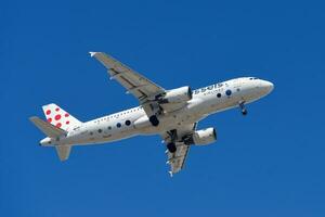 Bruxelles compagnies aériennes air entreprise avec avion Airbus a320-214 approchant à terre à Lisbonne international aéroport contre bleu ciel photo