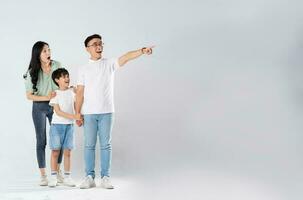 une famille posant sur une blanc Contexte photo