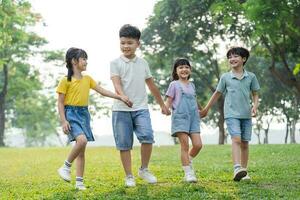 groupe image de asiatique les enfants ayant amusement dans le parc photo