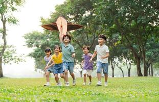 groupe image de mignonne asiatique les enfants en jouant dans le parc photo