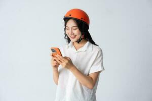 femme portant Orange casque sur blanc Contexte photo