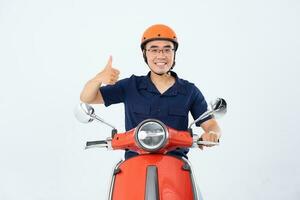 une homme portant une casque et conduite une moto photo