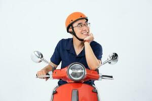 une homme portant une casque et conduite une moto photo