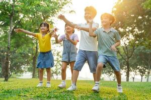 groupe image de mignonne asiatique les enfants en jouant dans le parc photo