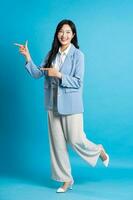 asiatique Jeune femme d'affaires portrait sur bleu Contexte photo