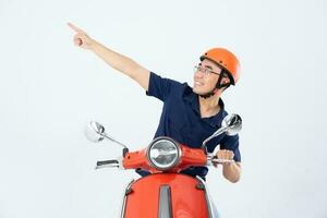 une homme portant une casque et conduite une moto photo