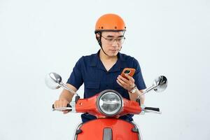 une homme portant une casque et conduite une moto photo