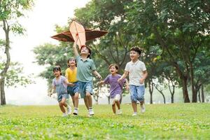 groupe image de mignonne asiatique les enfants en jouant dans le parc photo