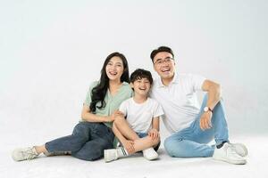 une famille posant sur une blanc Contexte photo