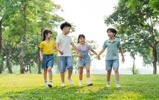 groupe image de asiatique les enfants ayant amusement dans le parc photo