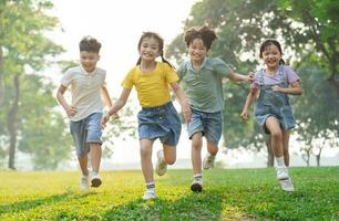 groupe image de asiatique les enfants ayant amusement dans le parc photo