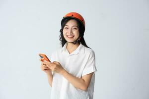 femme portant Orange casque sur blanc Contexte photo