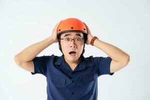 homme portant Orange casque sur blanc Contexte photo