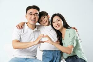 une famille sur une blanc Contexte photo