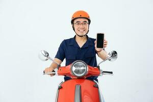 une homme portant une casque et conduite une moto photo