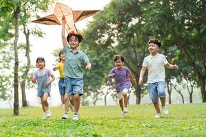 groupe image de mignonne asiatique les enfants en jouant dans le parc photo