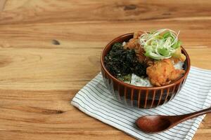 poulet karaage riz bol avec nori flocons photo