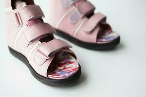 enfant cérébral paralysie jambes orthèse des chaussures sur blanc Contexte photo