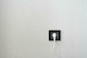 blanc Couleur Puissance corde câble branché dans mur photo