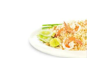 riz frit aux crevettes en plaque blanche photo