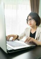 femme adolescente travaillant sur un ordinateur portable au bureau à domicile photo