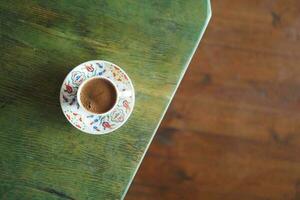 Haut vue de une tasse de turc café sur table avec copie espace photo