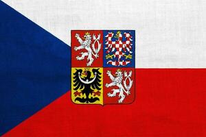 drapeau et manteau de bras de tchèque république sur une texturé Contexte. concept collage. photo
