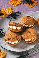 Halloween traite biscuits avec guimauve les dents sur une assiette et les araignées verticale vue photo