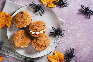 pain d'épice biscuits avec guimauve les dents sur une Halloween assiette Haut vue photo