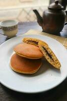 dorayaki. Japonais haricot pâte crêpe sur une blanc Contexte. dorayaki est une gâteau cette vient de Japon photo