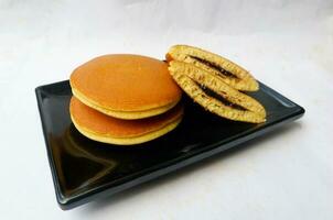 dorayaki. Japonais haricot pâte crêpe sur une blanc Contexte. dorayaki est une gâteau cette vient de Japon photo