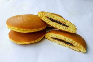 dorayaki. Japonais haricot pâte crêpe sur une blanc Contexte. dorayaki est une gâteau cette vient de Japon photo