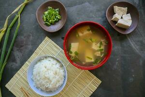 miso soupe ou Japonais miso soupe dans bol sur le tableau. Japonais cuisine dans le forme de soupe avec dashi ingrédients, Tofu, fruit de mer, légumes, et surmonté avec miso à goût photo