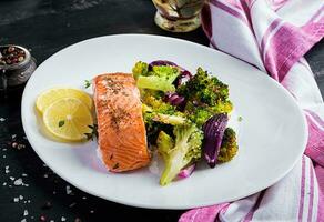 cuit Saumon filet avec brocoli, rouge oignon et citron. photo