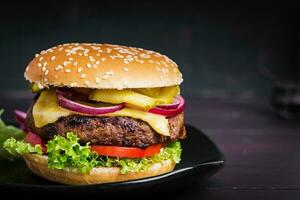 gros sandwich - Hamburger Burger avec bœuf, tomate, fromage, mariné concombre et rouge oignon. photo