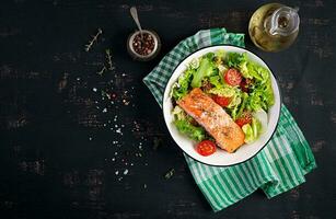 cuit Saumon filet avec Frais des légumes salade. Haut voir, aérien photo