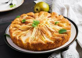 fait maison tarte avec poires et amande farine sur foncé Contexte. photo