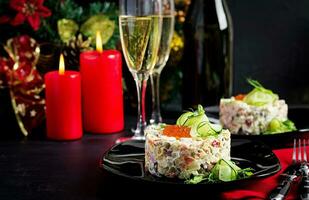 Noël table paramètre. traditionnel russe salade Olivier. Nouveau année salade. de fête salade. photo