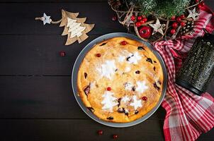 Noël fruit gâteau, pudding sur foncé tableau. Haut voir, aérien, copie espace. photo