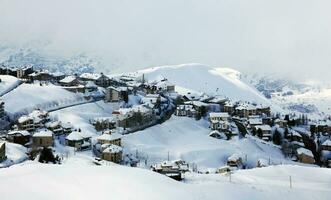 paysage de village de montagne d'hiver photo