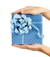 femelle mains en portant bleu cadeau boîte photo