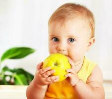 petit bébé mange une pomme photo