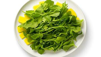 photo de moutarde légumes verts sur assiette isolé sur blanc Contexte