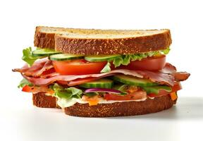 sandwich avec jambon, fromage, tomate et salade sur blanc Contexte photo